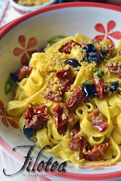 Pasta con pomodori secchi, olive e pangrattato: ricetta.